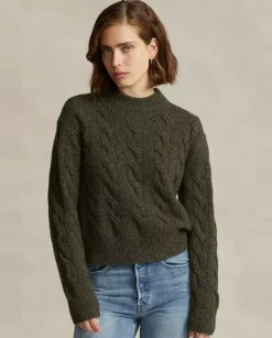 Sweter z golfem i wyszywanym logo