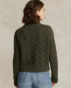 Sweter z golfem i wyszywanym logo
