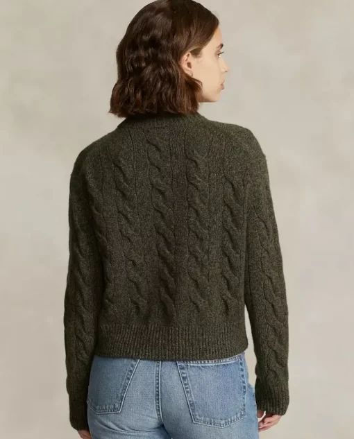 Sweter z golfem i wyszywanym logo