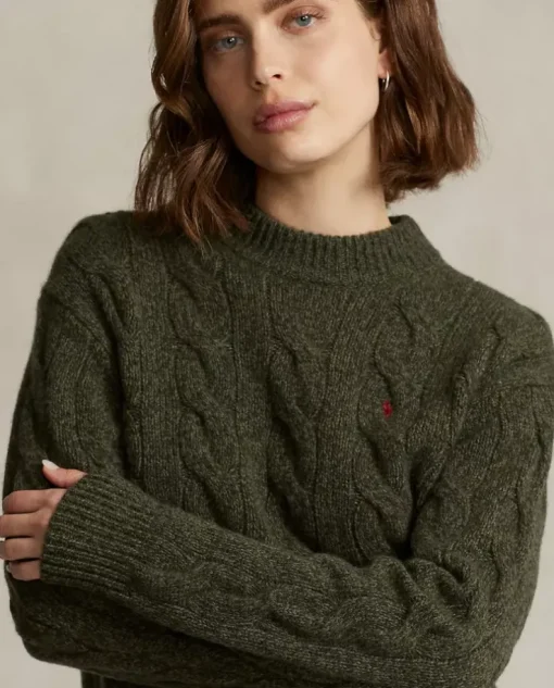 Sweter z golfem i wyszywanym logo