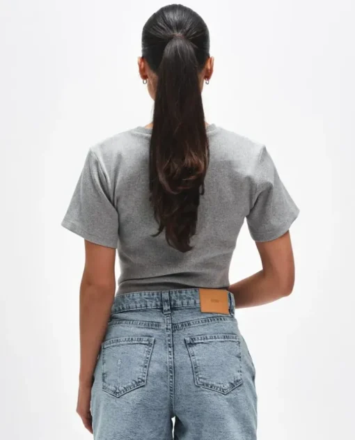 Szary crop top z dzianiny