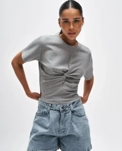 Szary crop top z dzianiny