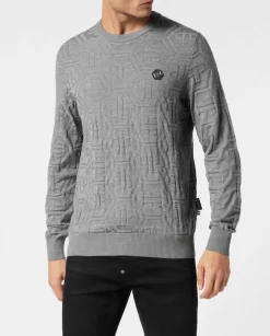 Szary sweter z monogramem