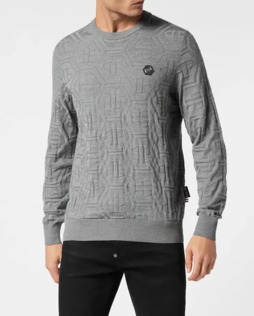 Szary sweter z monogramem