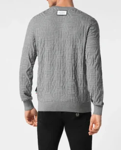 Szary sweter z monogramem
