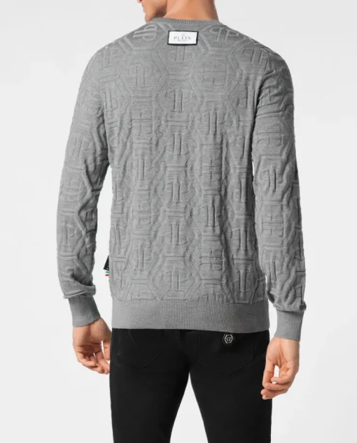 Szary sweter z monogramem