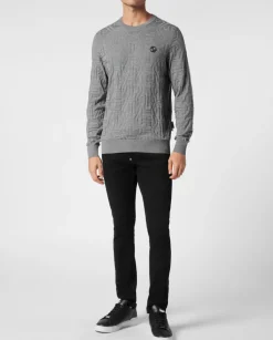 Szary sweter z monogramem