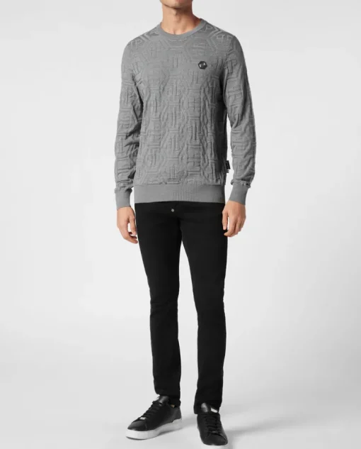 Szary sweter z monogramem