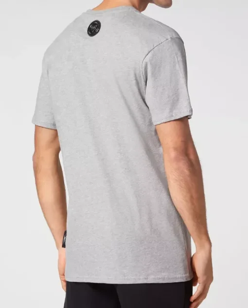 Szary t-shirt z naszywkami