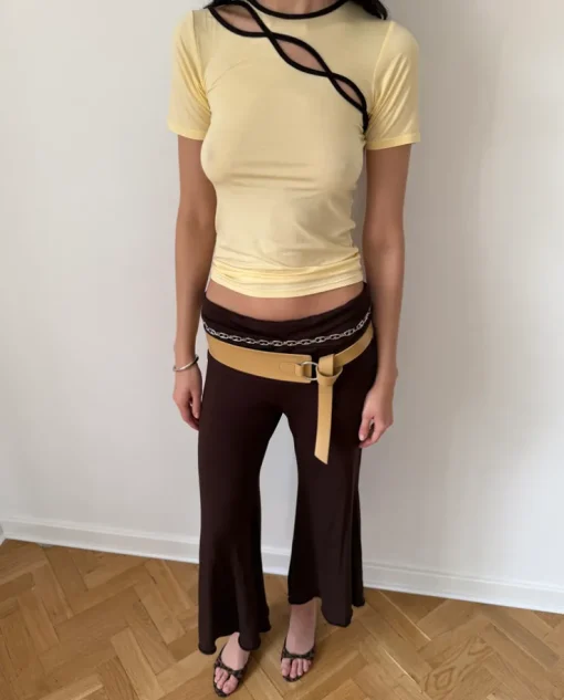 Top z kontrastowymi wycięciami Harper Butter Brown