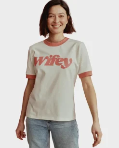 T-shirt z łososiowym napisem Wifey