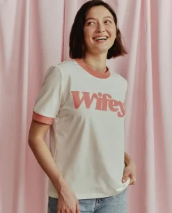 T-shirt z łososiowym napisem Wifey