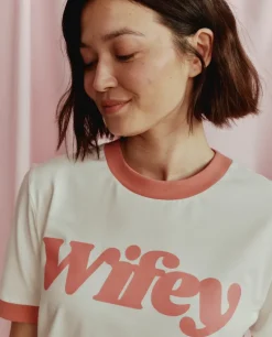 T-shirt z łososiowym napisem Wifey