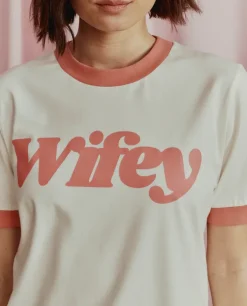 T-shirt z łososiowym napisem Wifey