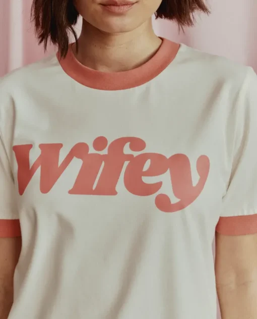 T-shirt z łososiowym napisem Wifey