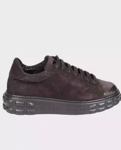 Zamszowe sneakersy na logowanej podeszwie