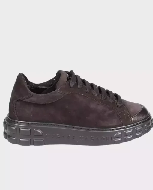 Zamszowe sneakersy na logowanej podeszwie
