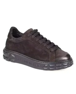 Zamszowe sneakersy na logowanej podeszwie