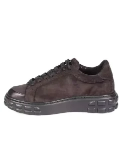 Zamszowe sneakersy na logowanej podeszwie