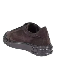 Zamszowe sneakersy na logowanej podeszwie