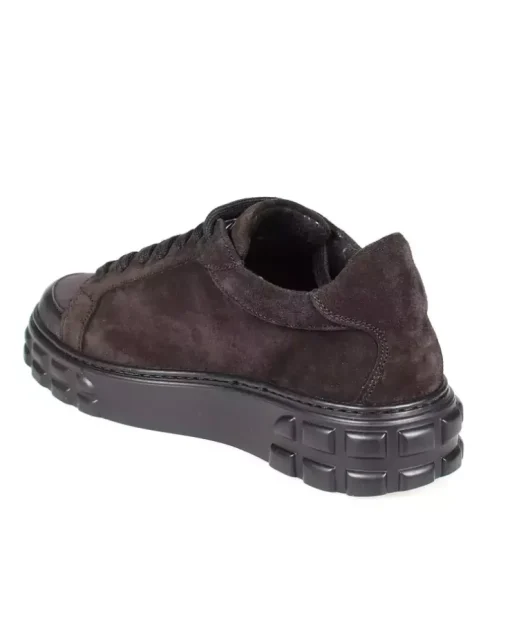 Zamszowe sneakersy na logowanej podeszwie
