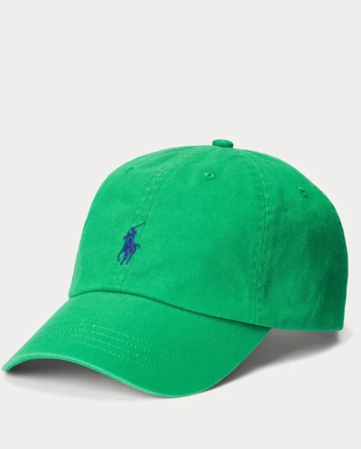 Zielona czapka z daszkiem i logo