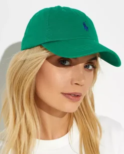 Zielona czapka z daszkiem i logo