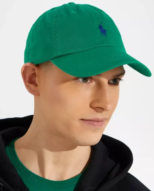 Zielona czapka z daszkiem i logo