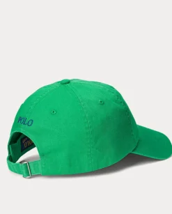 Zielona czapka z daszkiem i logo