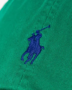 Zielona czapka z daszkiem i logo